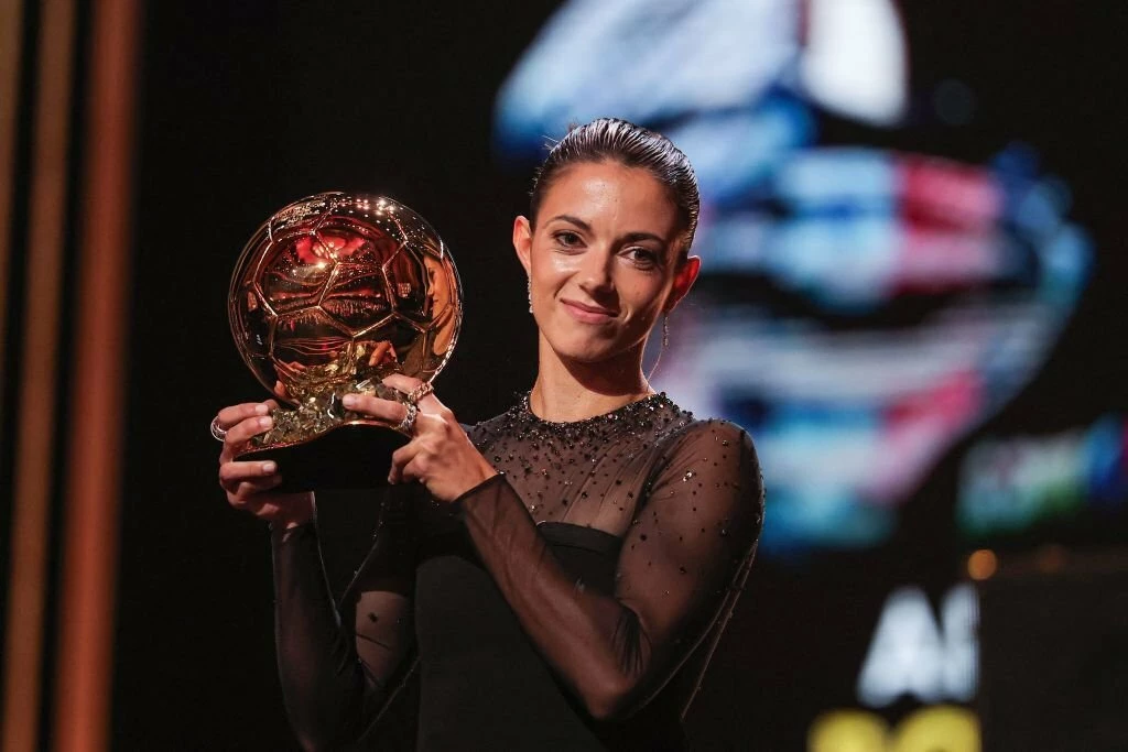 Aitana Bonmati nhận giải thưởng Quả bóng Vàng nữ 2023.