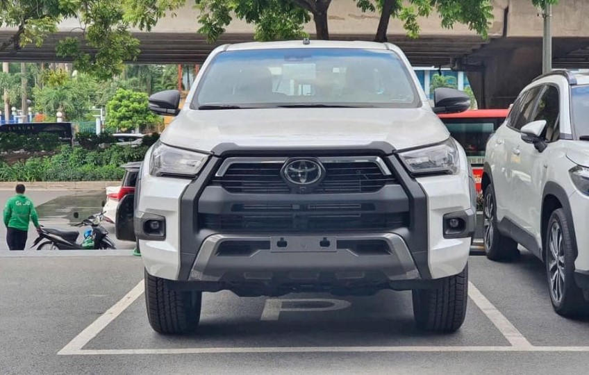 Toyota Hilux 2023 bản "full option" về Việt Nam: Giá gần 1,1 tỷ, thêm trang bị đấu với Ford Ranger Wildtrak
