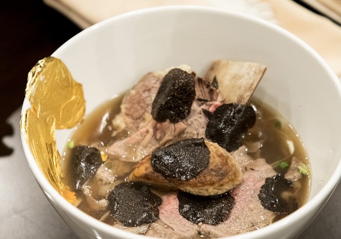 Có gì trong bát bở dát vàng trị giá 4 triệu đồng đắt nhất Việt Nam