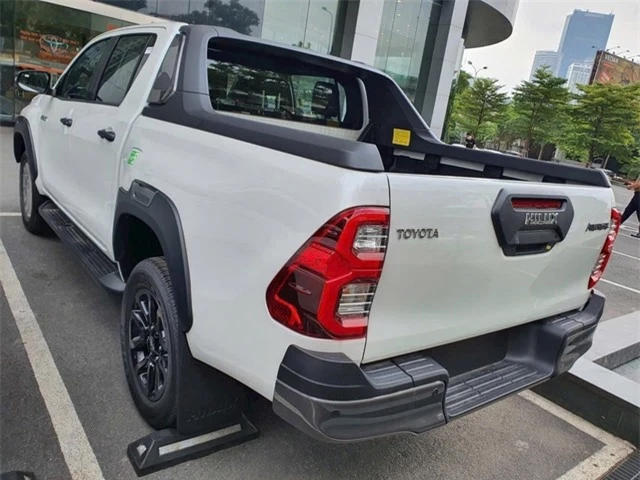 Toyota Hilux 2023 bản 'full option' về Việt Nam: Giá gần 1,1 tỷ, thêm trang bị đấu Ranger Wildtrak - Ảnh 1.