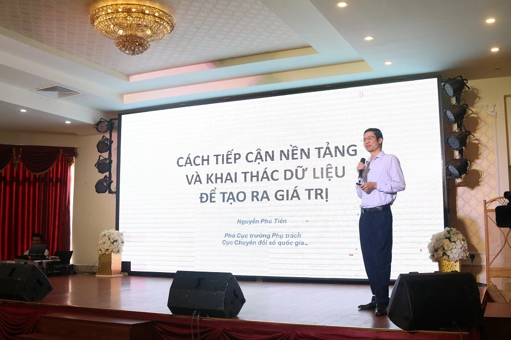 Ông Nguyễn Phú Tiến - Phó Cục trưởng phụ trách Cục Chuyển đổi số Quốc gia, chia sẻ tại hội thảo.