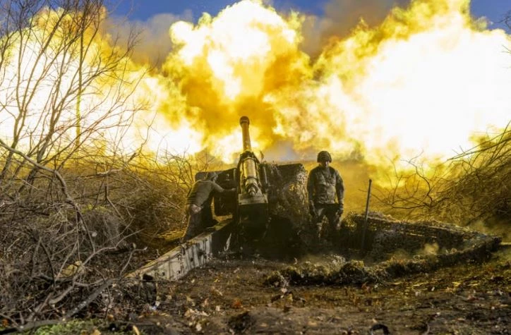 Binh sỹ Ukraine khai hỏa vào vị trí của Nga bên ngoài Bakhmut. Ảnh: AFP