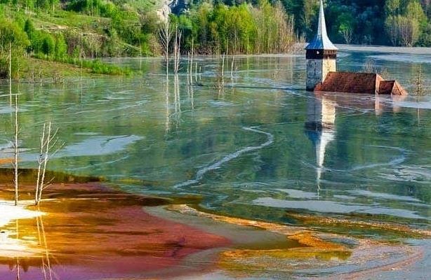 Ngôi làng yên bình mang vẻ rực rỡ như buổi chiều tà nhưng ẩn chứa sự thật tàn độc nhiều năm chưa gột rửa hết được