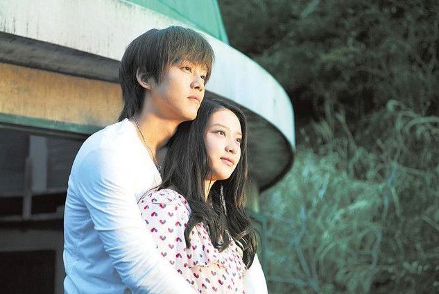 Khi tôi phấn khởi mang chiếc xe cả tỷ về tặng vợ, ngờ đâu cô ấy chẳng buồn liếc lấy một cái, chỉ cúi đầu lí nhí: "Chồng ơi, mình ly hôn được không?"