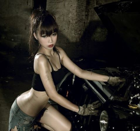 Cô nàng 'bụi bặm' khoe boby nóng bỏng sửa Jeep Rubicon