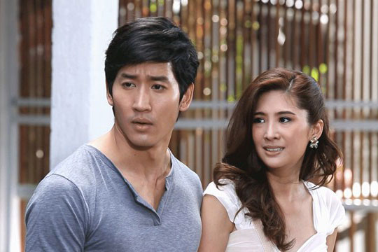 Sau một đêm lên thăm và bị vợ tôi cho ở trong phòng chứa đồ, lúc mẹ chồng về rồi vợ tôi mới thất kinh vì thấy túi vàng to dưới gối!