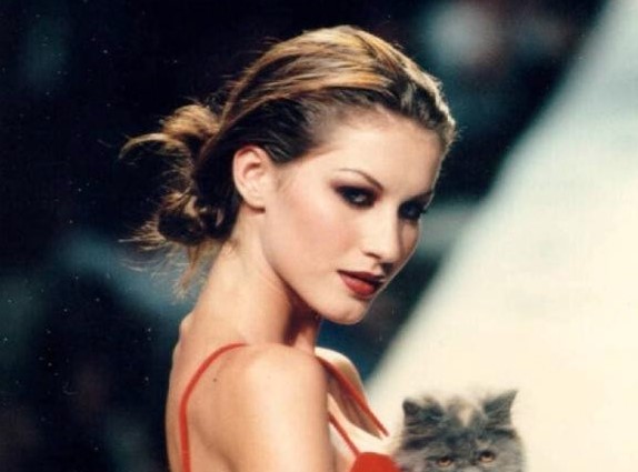 Siêu mẫu đắt giá nhất hành tinh, phí xuất hiện một bước hơn 11 tỷ đồng, ly hôn ở tuổi 42 nhưng vẫn tỏa sáng