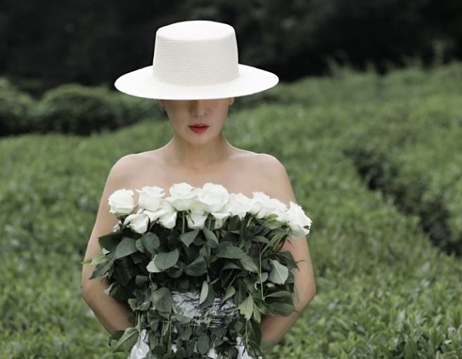 Cận cảnh chiếc bụng phẳng lì của quý bà U60, suốt 30 năm làm điều này để "đóng băng" tuổi tác