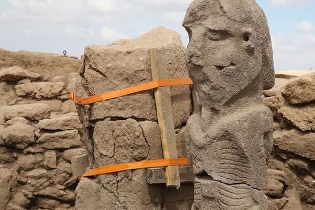 Bí ẩn bức tượng người đàn ông khổng lồ cầm 'của quý'