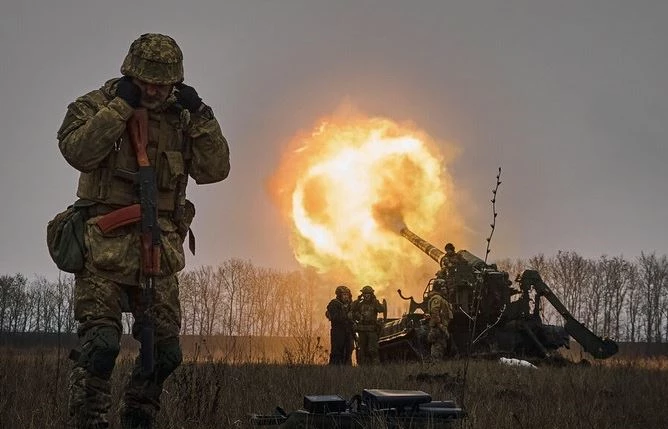 Lính Ukraine khai hỏa pháo Pion gần Bakhmut, ngày 16/12/2022. Ảnh: AP,