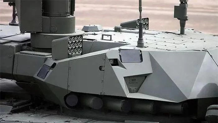 Với sự phát triển nhanh chóng của vũ khí dẫn đường chính xác, xu hướng tăng cường phòng vệ cho xe tăng chiến đấu chủ lực (MBT) đang được các cường quốc quân sự coi trọng đặc biệt.