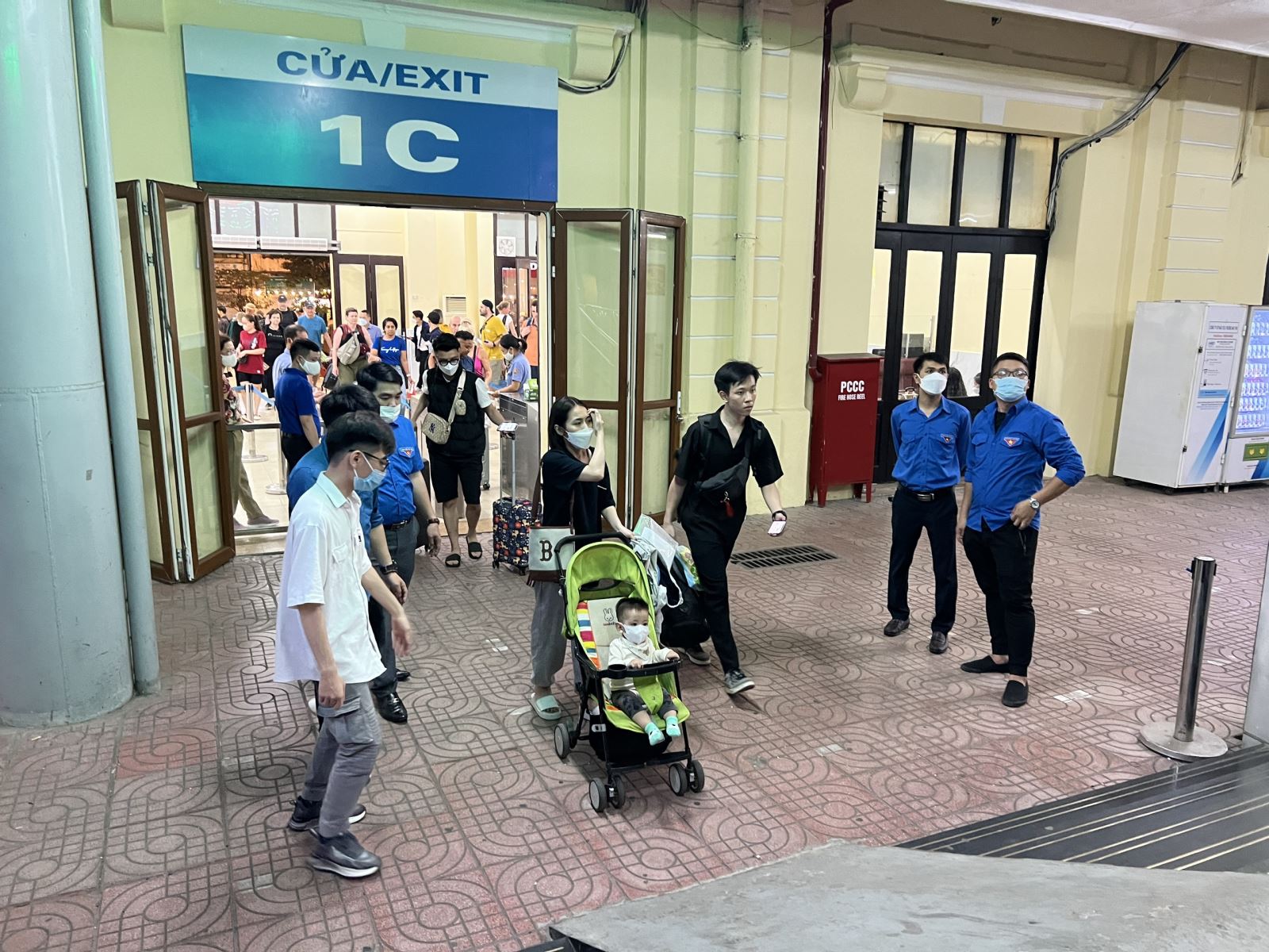 Giá vé máy bay Tết tăng cao, người lao động đứng trước mối lo phương tiện về quê