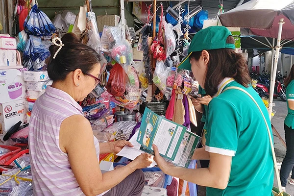 Quận Sơn Trà (Đà Nẵng) phối hợp với các ngân hàng hướng dẫn cho bà con tiểu thương tại các chợ đăng ký và mở tài khoản để thực hiện thanh toán không dùng tiền mặt.