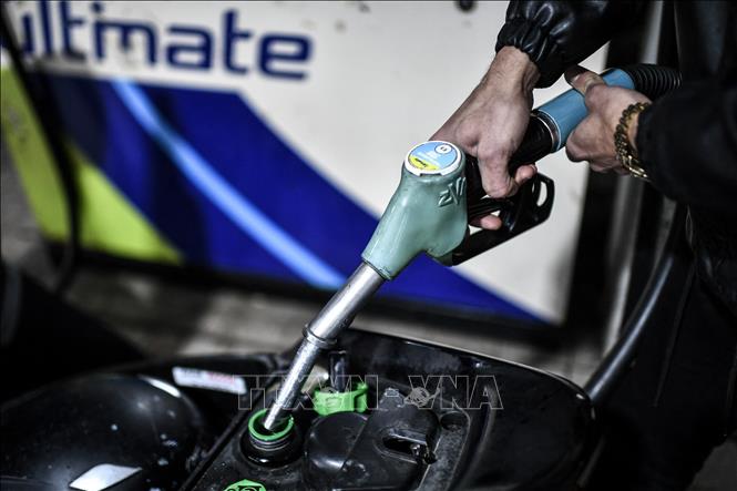 Giá dầu tăng gần 3% sau khi Fed và BoE giữ nguyên lãi suất