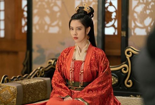 T&#x1ED1;ng Nghi&#xEA;n Phi, Tr&#x1B0;&#x1A1;ng H&#x1EA1;o Duy &#x27;tr&#xE1;o &#x111;&#x1ED5;i linh h&#x1ED3;n&#x27; v&#xE0; c&#xF9;ng &#x27;t&#x1EA5;u h&#xE0;i&#x27; trong L&#x1B0;&#x1EE1;ng B&#x1EA5;t Nghi