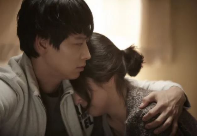 Sau ly hôn, hai vợ chồng ôm nhau khóc trên tòa án, lý do phía sau khiến nhiều người bàng hoàng vì những điều tưởng chừng như quá nhỏ trong hôn nhân