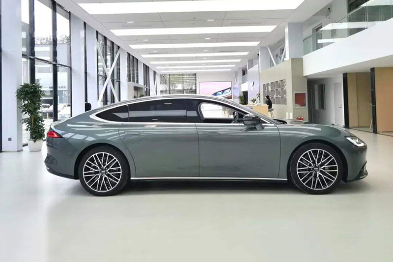 Sedan hạng sang công suất 707 mã lực, sạc 10 phút di chuyển 300 km, giá gần 1,1 tỷ đồng