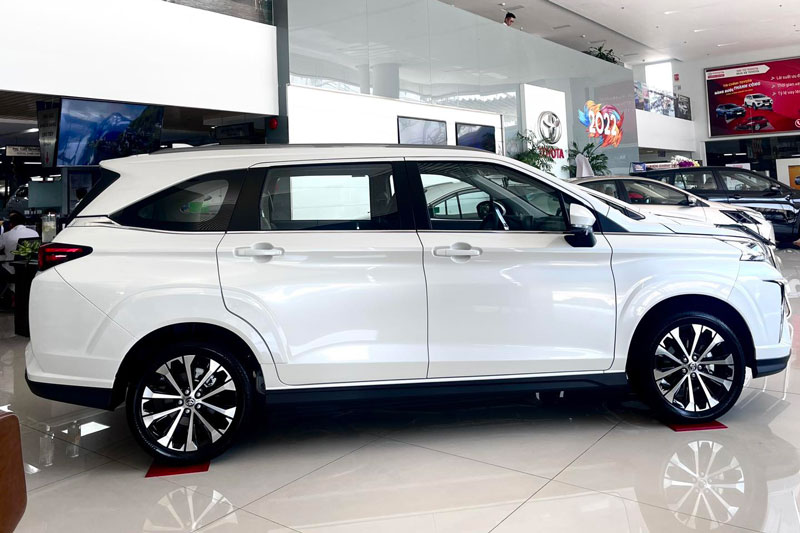 Toyota Veloz Cross giảm giá mạnh, tăng sức ép lên Mitsubishi Xpander