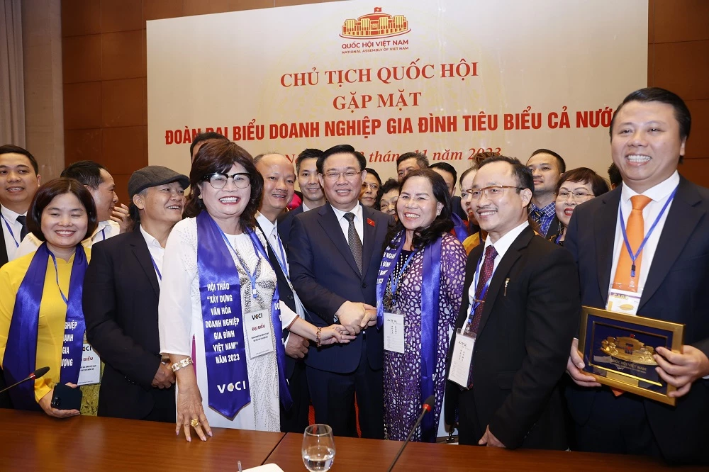 Bà Đinh Thị Mỹ Phượng – Giám đốc Công ty TNHH Quảng Thái (bên phải), nhận sự động viên, chia sẻ của Chủ tịch Quốc hội Vương Đình Huệ. 