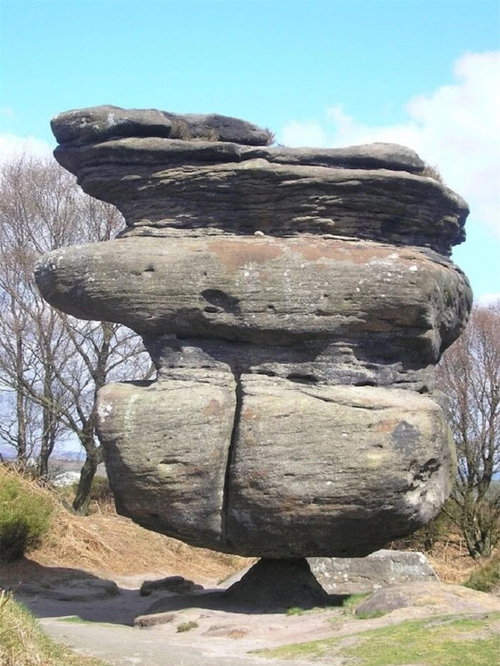 Tảng đá kỳ lạ nặng 200 tấn đứng vững trên mỏm đá tí hon - Ảnh 1.
