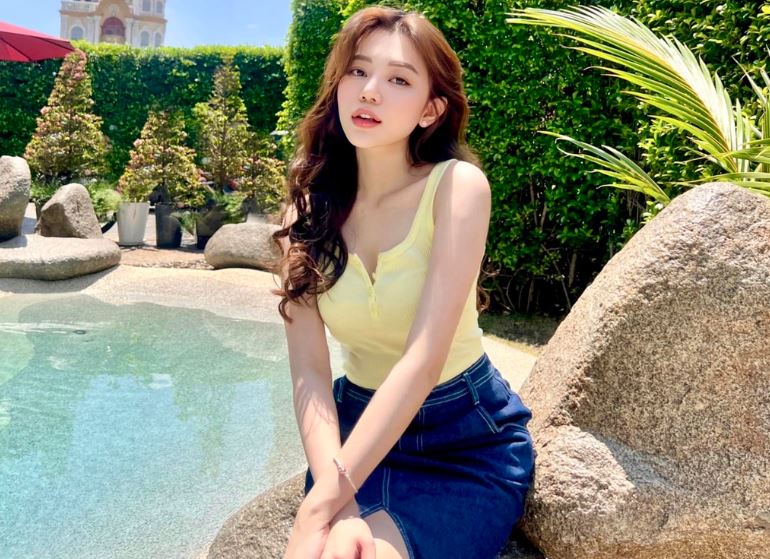 Ngắm nhan sắc 'vạn người mê' của nàng WAG xinh đẹp nhất ĐT Việt Nam