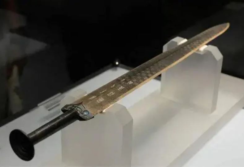 Vì sao thanh kiếm hơn 2.400 năm vẫn sắc bén, vừa chạm vào liền đứt tay?
