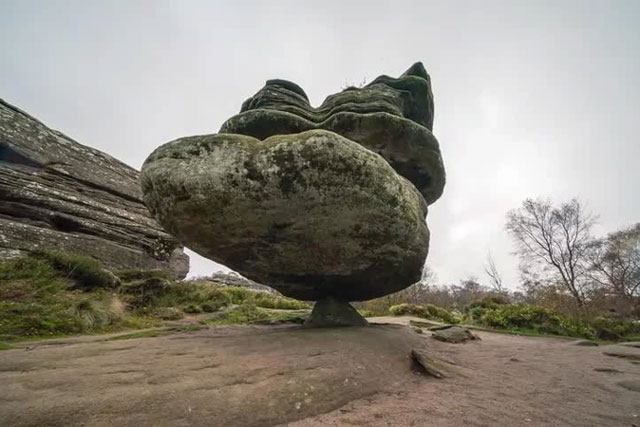 Tảng đá kỳ lạ nặng 200 tấn đứng vững trên mỏm đá tí hon