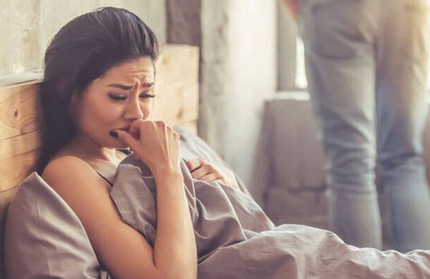 Thấy vợ trở mình không ngủ được, chồng ôm lấy tôi thở dài rồi nói một câu khiến tôi giận dữ hất anh ra rồi bỏ đi ngay trong đêm