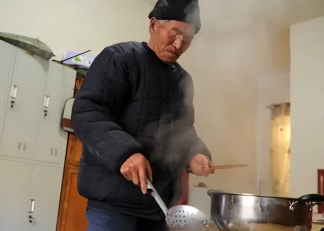 Khi chồng mất bị bố chồng đuổi khỏi nhà, 5 năm sau cô gái tái hôn nhận được lá thư bất ngờ