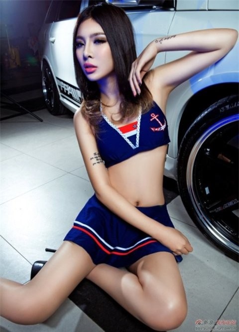 Chân dài khoe dáng xinh bên Volkswagen ảnh 6