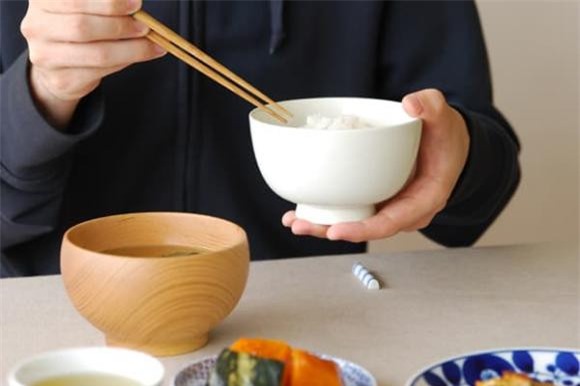 cổ nhân 2 cổ nhân dạy, người xưa dạy, Ăn cơm tay không bưng bát nghèo 1 đời, quen thói rung chân xui xẻo 3 kiếp