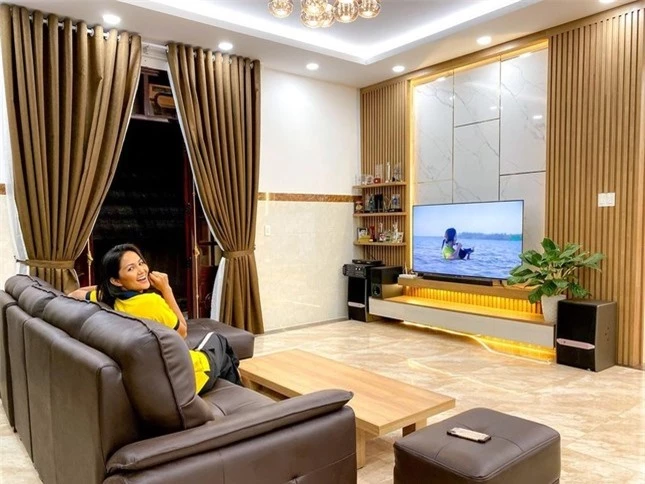 Sao Việt báo hiếu bố mẹ: Tiểu Vy tậu nhà mặt phố ở tuổi 23, Quốc Trường chi 25 tỷ xây biệt thự hoành tráng 