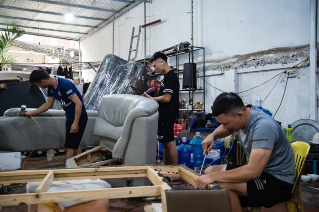 Chàng trai vừa học trường Báo vừa đi đánh giày, 10 năm sau mở xưởng đồ da cho những 'anh em đường phố' làm lại cuộc đời