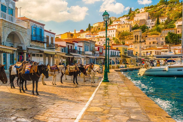 Hòn đảo bình yên đến kì lạ ở Hy Lạp: Cấm ô tô, người dân di chuyển bằng... ngựa