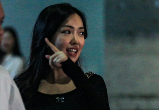 Vợ Hà Đức Chinh lọt ống kính team qua đường, dìm vẫn không thể chìm vì quá xinh đẹp