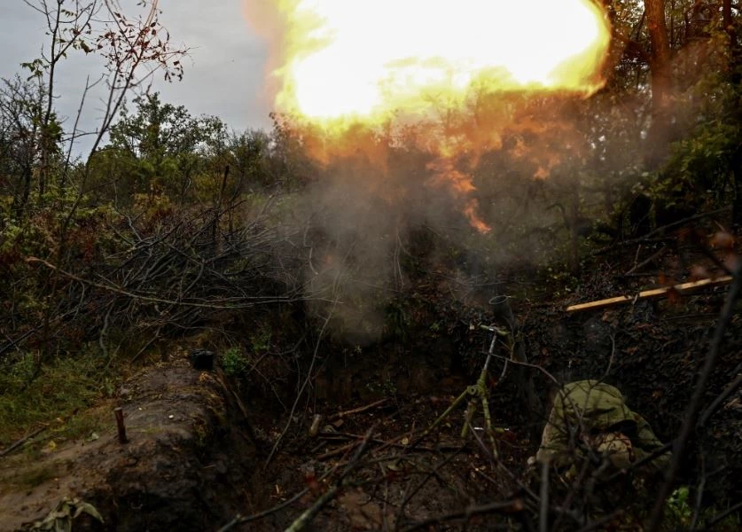 Ukraine khai hỏa lựu pháo về phía Nga ở khu vực Donetsk. Ảnh: Reuters.