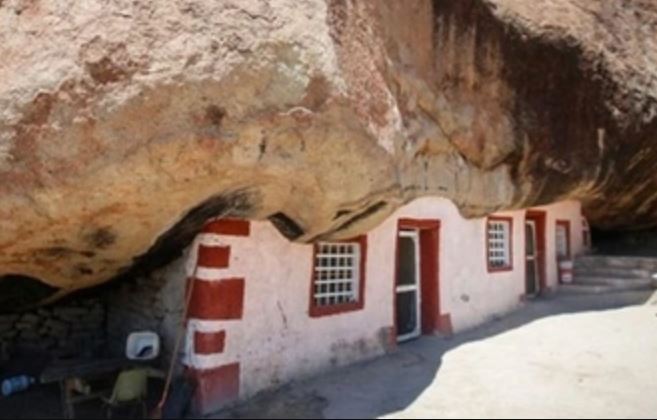 Căn nhà lạ lùng bị tảng đá trăm tấn "đè" nhiều năm, cuộc sống bên trong thật sự bất ngờ