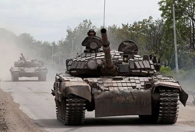 Xe tăng của lực lượng Nga hoạt động ở thị trấn Popasna thuộc vùng Luhansk, Ukraine. Ảnh: Reuters.
