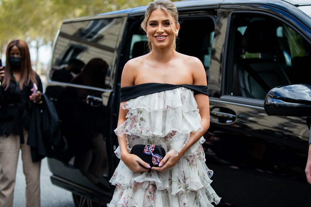 Mê mẩn với nhan sắc bà xã tiền vệ từng bị HLV Mourinho gọi là... virus