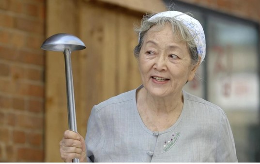 Bà hàng xóm suốt ngày dọa con tôi là 'Có em út thì chị lớn ra rìa', mẹ chồng liền đáp trả một câu sâu cay khiến hàng xóm tịt mít