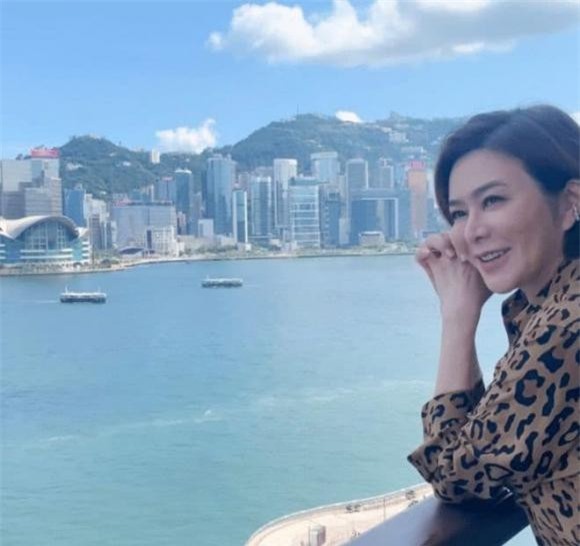 'Đệ nhất mỹ nhân Hong Kong' Quan Chi Lâm tuổi 60: Sống một mình trong dinh cơ 400 tỷ, tiết lộ bộ sưu tập 51 trang sức đá quý khiến dân tình 'rớt hàm' 4 quan chi lâm, đệ nhất mỹ nhân hong kong, mỹ nhân hong kong, chồng quan chi lâm