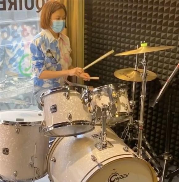 'Đệ nhất mỹ nhân Hong Kong' Quan Chi Lâm tuổi 60: Sống một mình trong dinh cơ 400 tỷ, tiết lộ bộ sưu tập 51 trang sức đá quý khiến dân tình 'rớt hàm' 0 quan chi lâm, đệ nhất mỹ nhân hong kong, mỹ nhân hong kong, chồng quan chi lâm