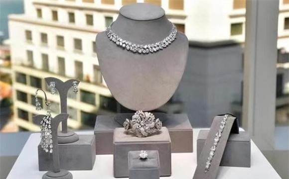 'Đệ nhất mỹ nhân Hong Kong' Quan Chi Lâm tuổi 60: Sống một mình trong dinh cơ 400 tỷ, tiết lộ bộ sưu tập 51 trang sức đá quý khiến dân tình 'rớt hàm' 16 quan chi lâm, đệ nhất mỹ nhân hong kong, mỹ nhân hong kong, chồng quan chi lâm