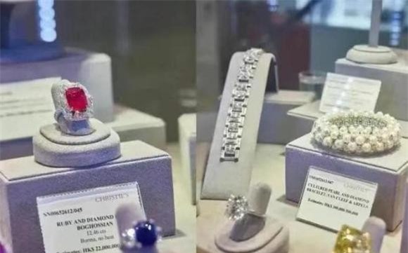 'Đệ nhất mỹ nhân Hong Kong' Quan Chi Lâm tuổi 60: Sống một mình trong dinh cơ 400 tỷ, tiết lộ bộ sưu tập 51 trang sức đá quý khiến dân tình 'rớt hàm' 17 quan chi lâm, đệ nhất mỹ nhân hong kong, mỹ nhân hong kong, chồng quan chi lâm