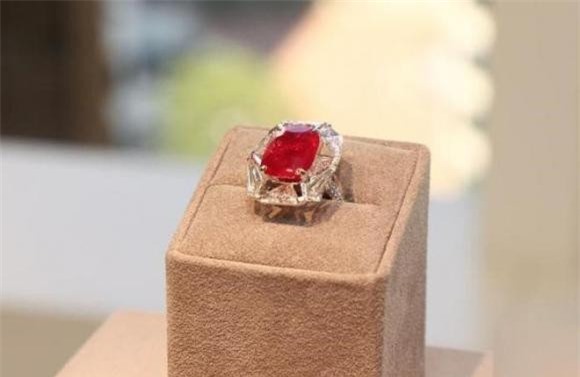 'Đệ nhất mỹ nhân Hong Kong' Quan Chi Lâm tuổi 60: Sống một mình trong dinh cơ 400 tỷ, tiết lộ bộ sưu tập 51 trang sức đá quý khiến dân tình 'rớt hàm' 1 quan chi lâm, đệ nhất mỹ nhân hong kong, mỹ nhân hong kong, chồng quan chi lâm