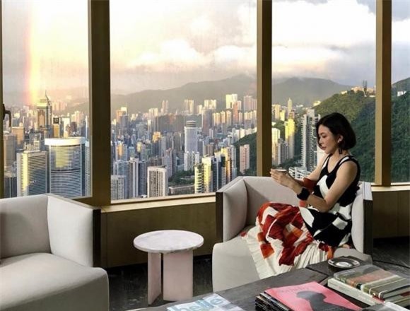 'Đệ nhất mỹ nhân Hong Kong' Quan Chi Lâm tuổi 60: Sống một mình trong dinh cơ 400 tỷ, tiết lộ bộ sưu tập 51 trang sức đá quý khiến dân tình 'rớt hàm' 11 quan chi lâm, đệ nhất mỹ nhân hong kong, mỹ nhân hong kong, chồng quan chi lâm