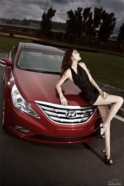Mỹ nhân khoe sắc bên Hyundai Sonata ảnh 10
