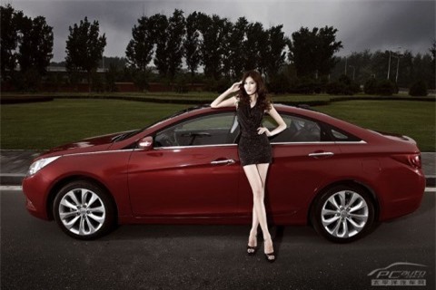 Mỹ nhân khoe sắc bên Hyundai Sonata ảnh 12