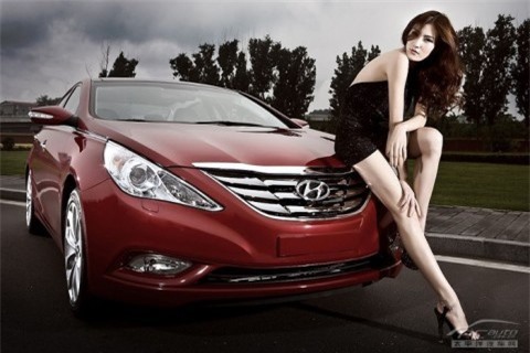 Mỹ nhân khoe sắc bên Hyundai Sonata ảnh 13