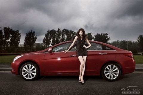 Mỹ nhân khoe sắc bên Hyundai Sonata ảnh 6